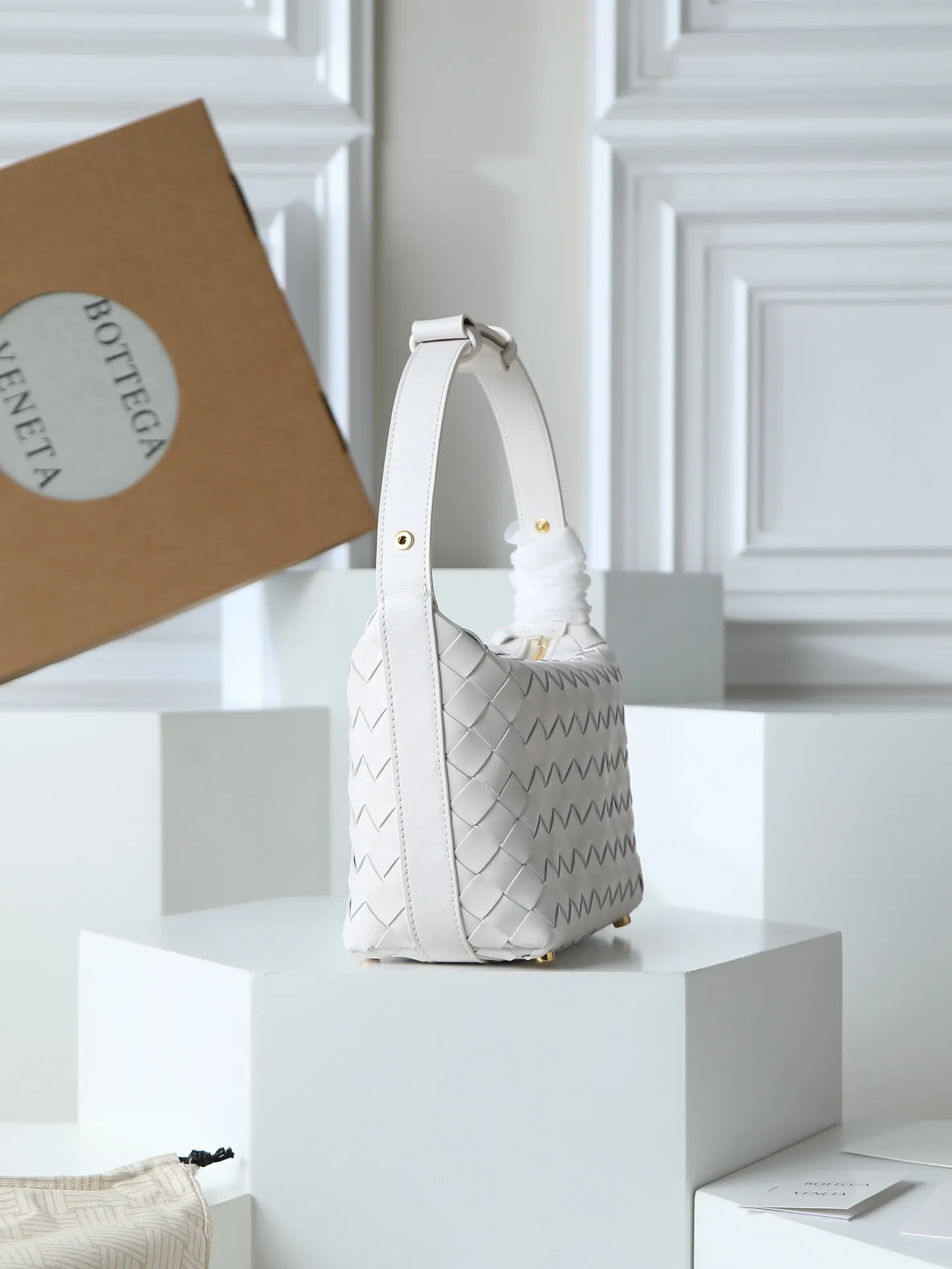 Batch 1620. A lunch bag that is predicted to be popular again this year. The entire bag is made of top-grade naa lambskin. It is very soft and lightweight. It also uses the intrecciato weaving process that the two founders spent several months developing from the beginning of the brand. It is completely hand-woven by Italian craftsmen. It perfectly reflects the craftsmanship of Bottega. The entire bag shape is also a very practical and popular lunch box bag shape. The slightly curved arc of the bag mouth can also better fit our wrists. Style number: 754443 Size: 22*13*9
